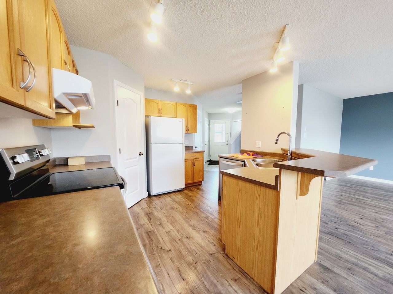 8906 7 Ave Sw - Photo 2 of 25