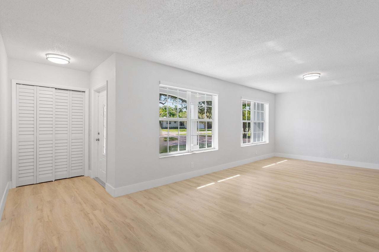 701 Azalea Court - Photo 3 of 33