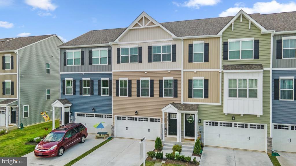 2753 Town View Cir - Photo 3 of 32