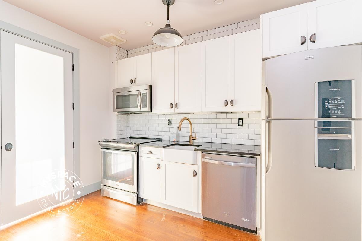 31 Brooklyn Ave #3e - Photo 2 of 14