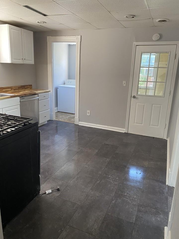 381 5th Ave #2 - Photo 4 of 17