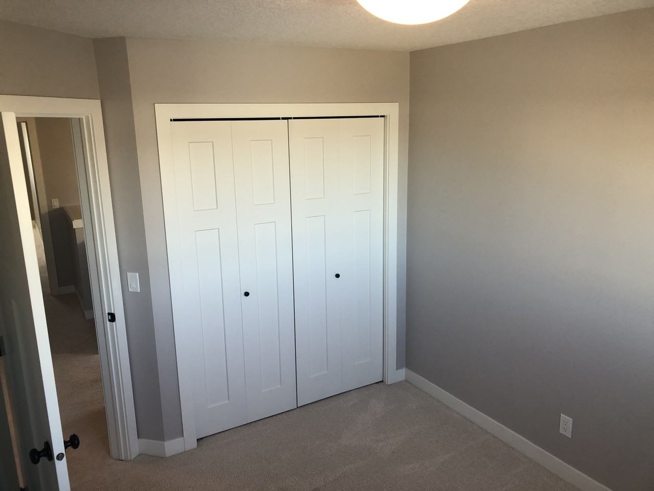 Modern 3 Bed 2.5 Bath Duplex**Fenced Yard**Single Car Garage Apartments