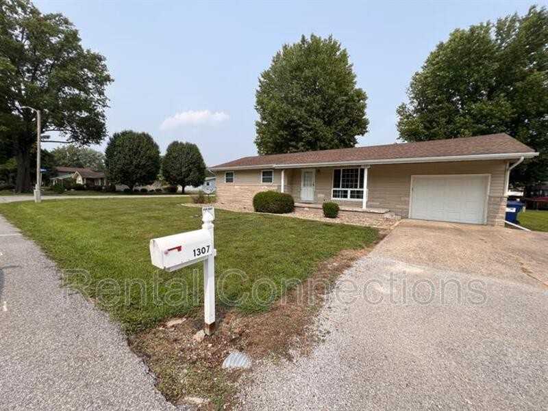 1307 N Mclaren St - Photo 3 of 12