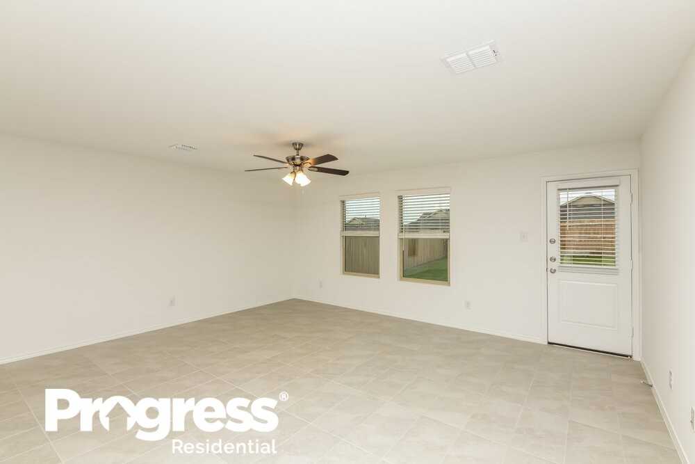 8321 Hollow Bend St - Photo 3 of 16