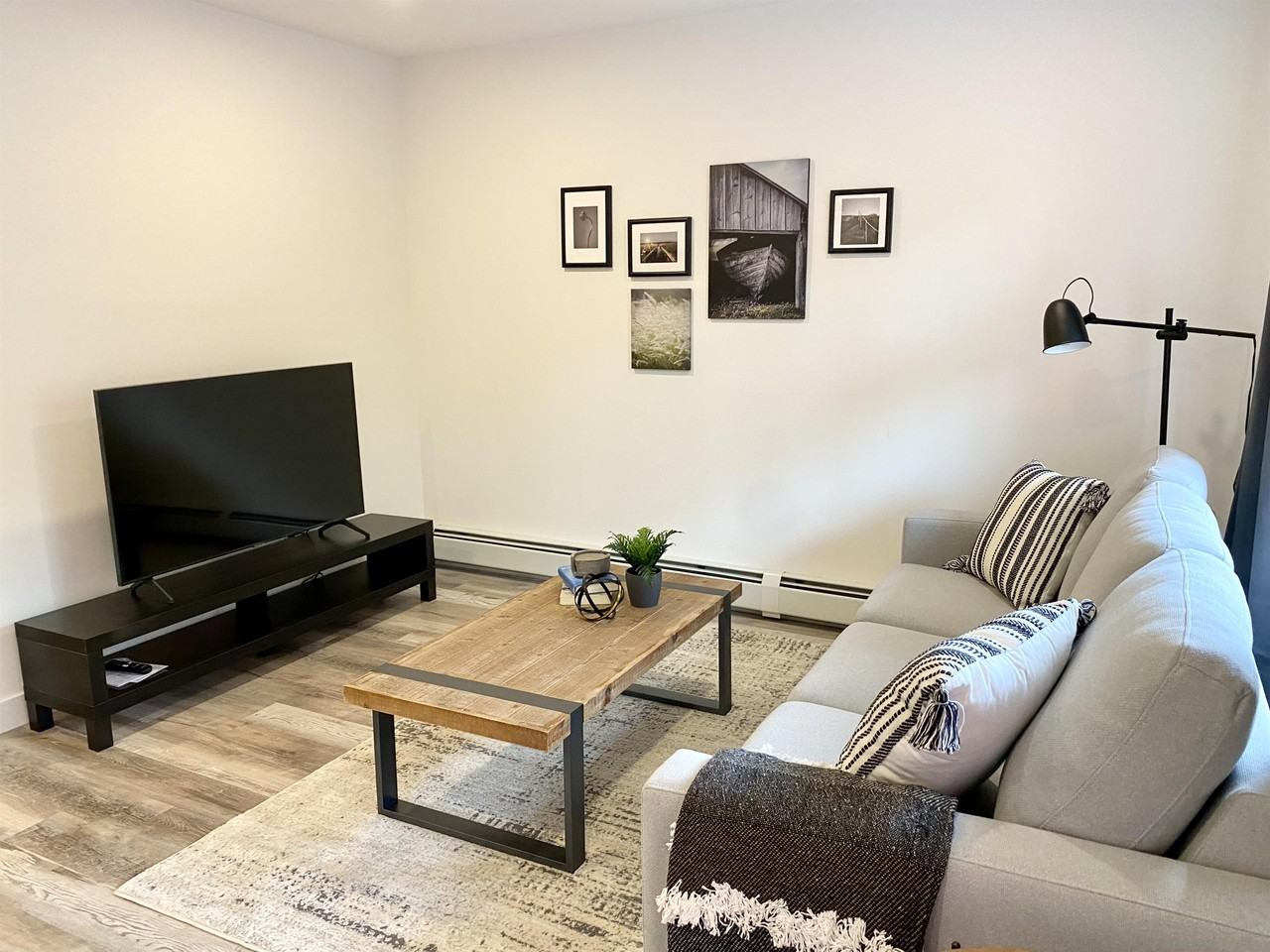 206 - Photo 2 of 30