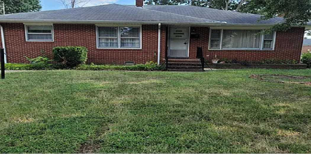 940 Center Ave - Photo 2 of 9