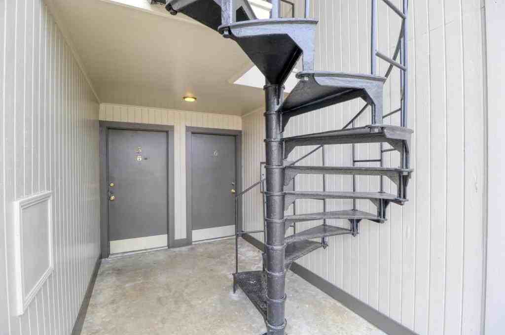 518 E Mcneese St - Photo 2 of 6