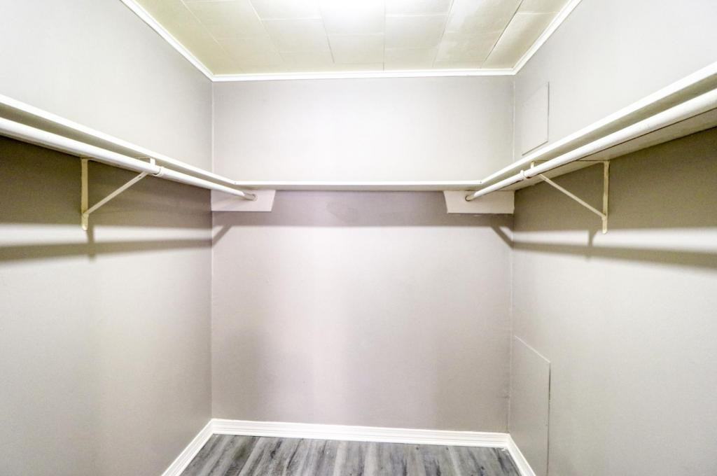 518 E Mcneese St - Photo 6 of 6