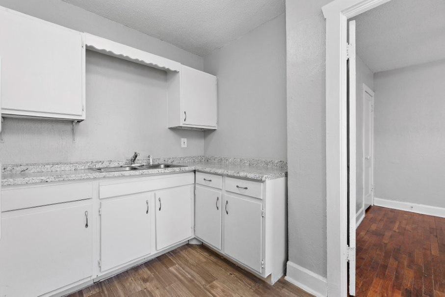 3933 Charlotte St - Photo 5 of 18