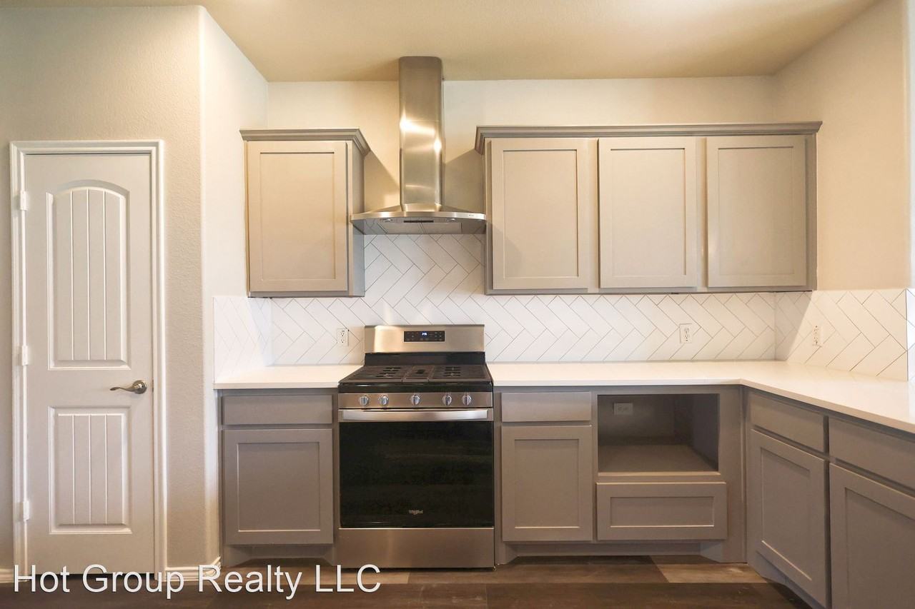 9717 Mulligan Dr - Photo 3 of 26