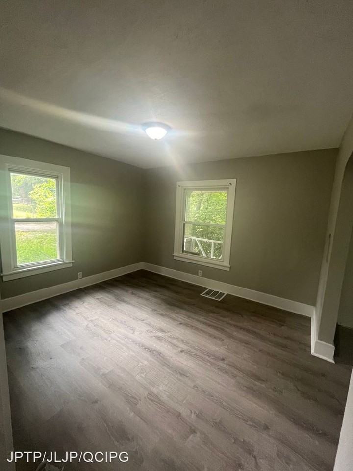 4231 13th Avenue Ct - Photo 3 of 9