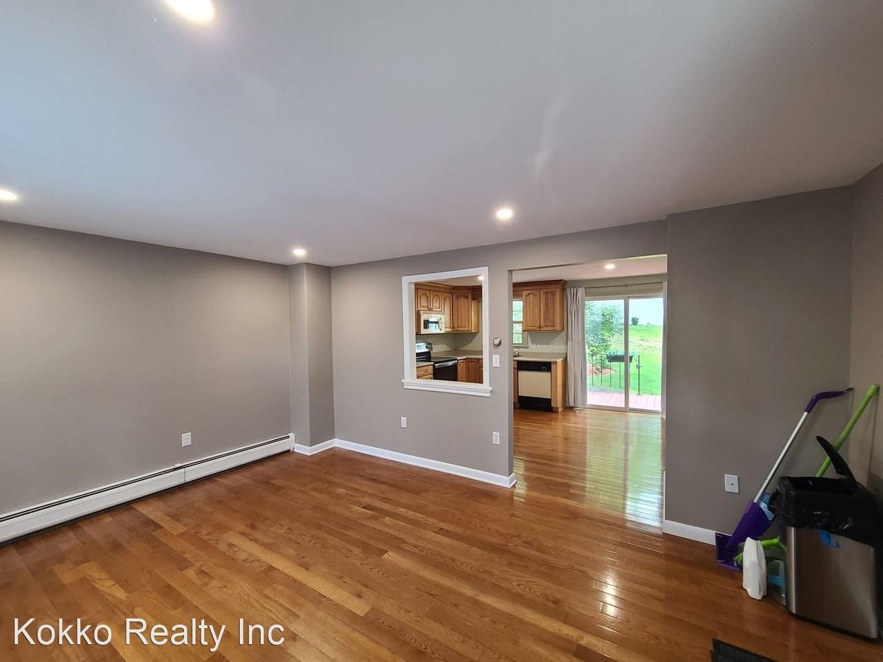 8 Riversedge Dr - Photo 2 of 13