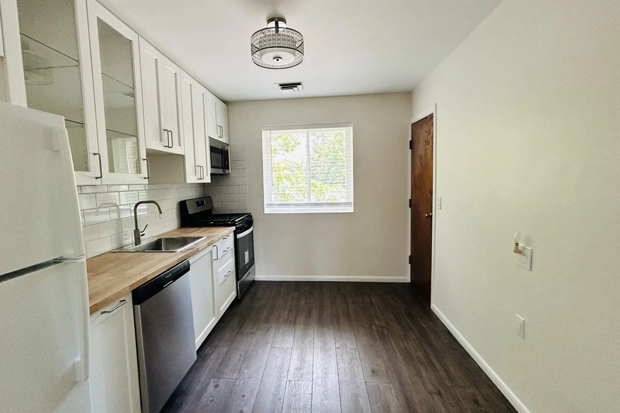 33 Bayberry Dr - Photo 2 of 10