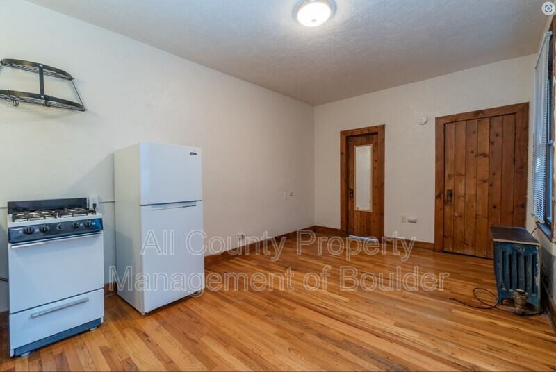 2408 8th St #8 - Photo 3 of 12