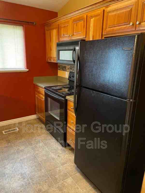 1195 Cornerstone Dr - Photo 4 of 31