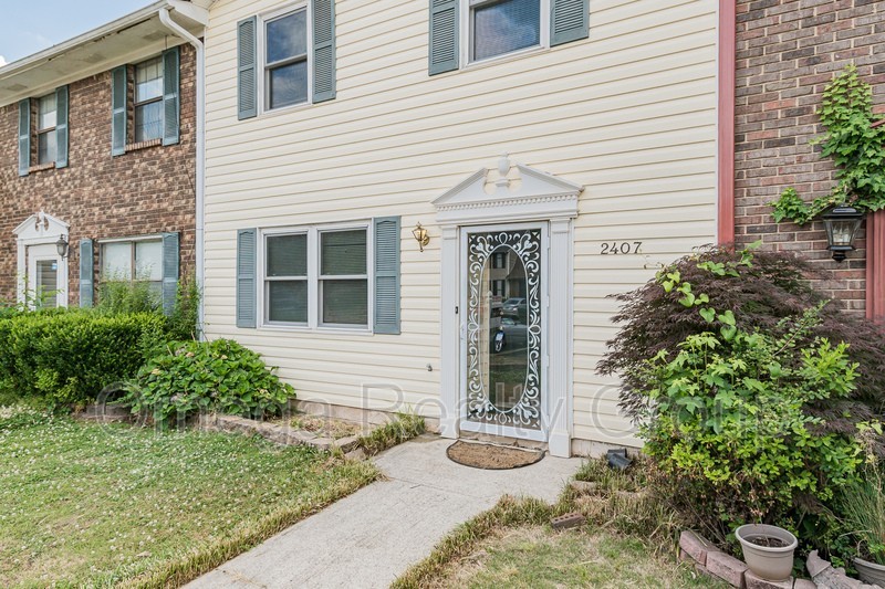 2407 Hampstead Dr - Photo 4 of 34