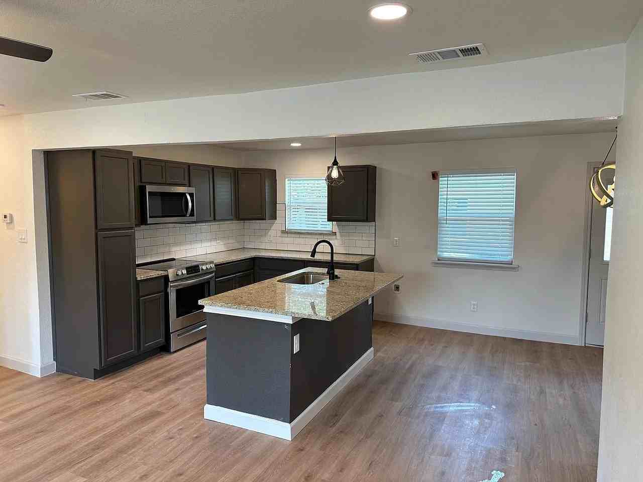 2511 Emerald Dr - Photo 2 of 15