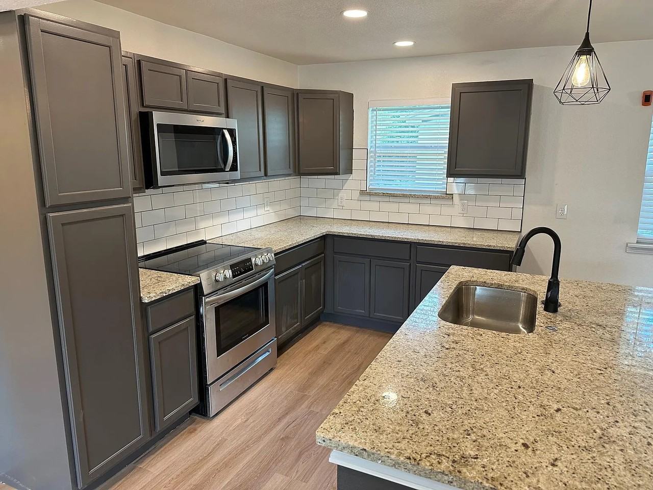 2511 Emerald Dr - Photo 4 of 15