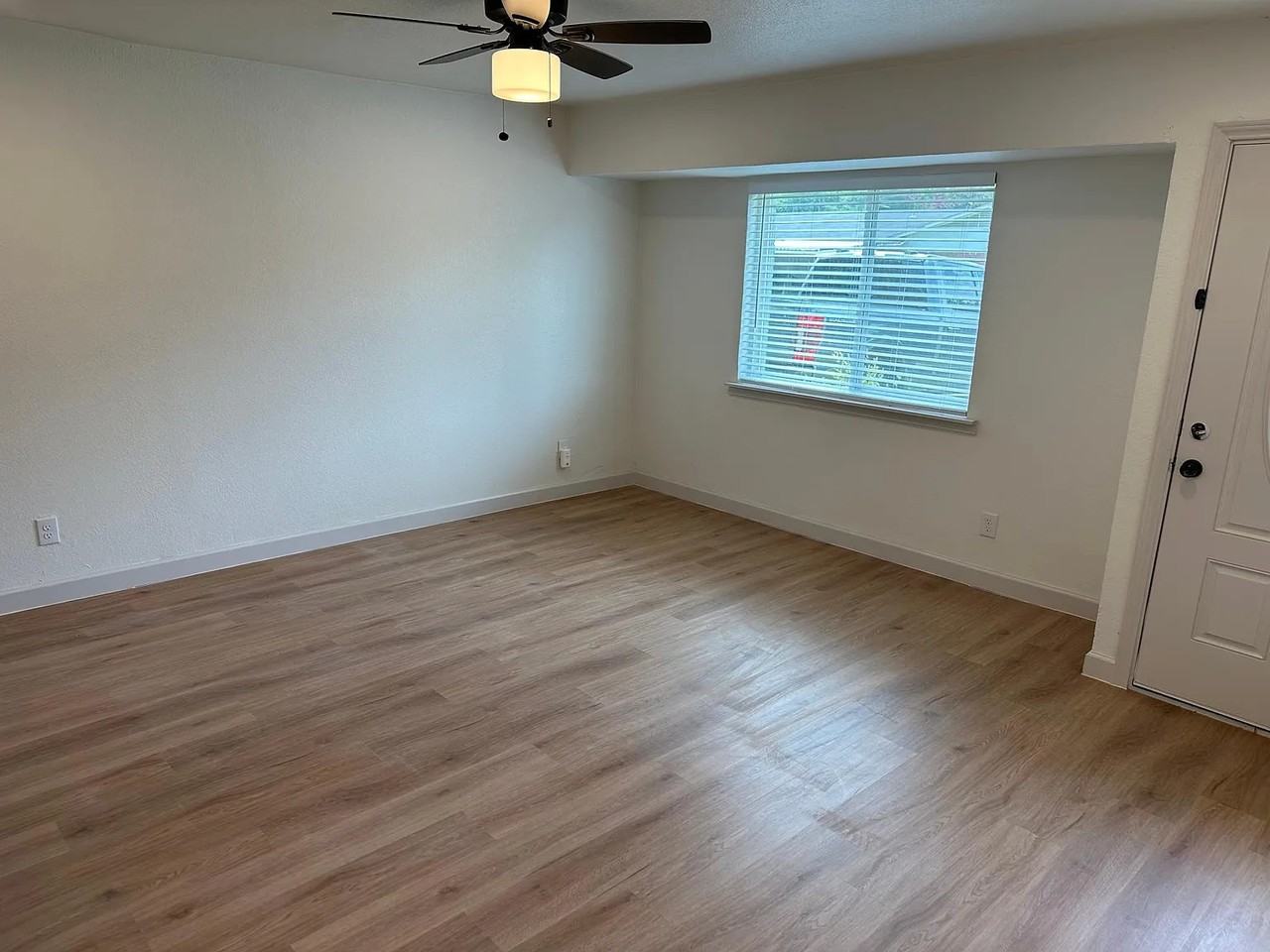 2511 Emerald Dr - Photo 5 of 15