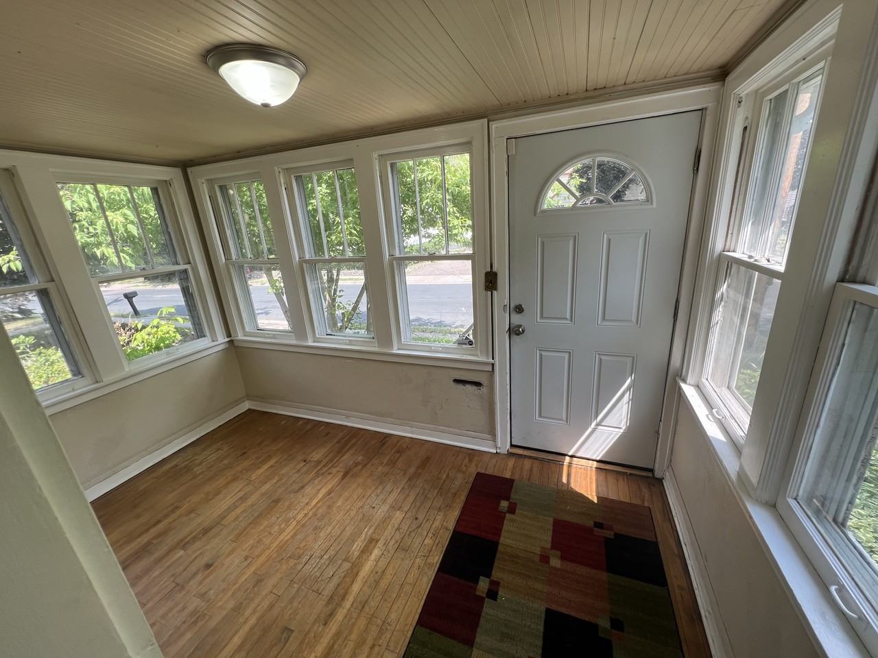 968 42nd Ave Ne - Photo 2 of 18