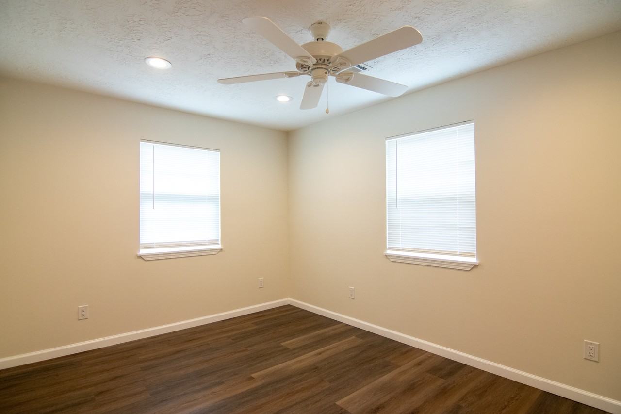 5912 Perry Ln - Photo 4 of 9