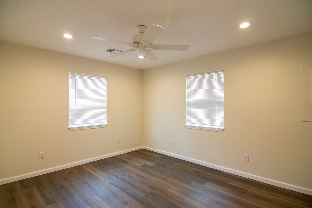 5912 Perry Ln - Photo 7 of 9