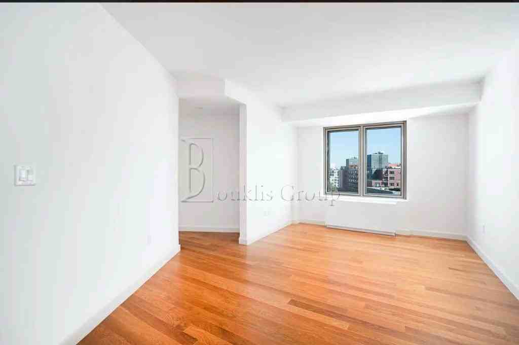 3085 Vernon Blvd #707 - Photo 2 of 7