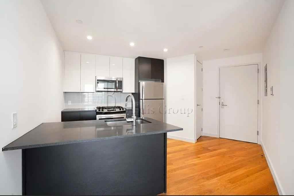 3085 Vernon Blvd #707 - Photo 3 of 7