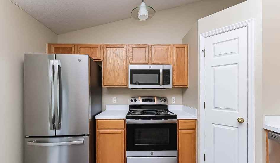 17037 Holmby Ct #NA - Photo 3 of 7