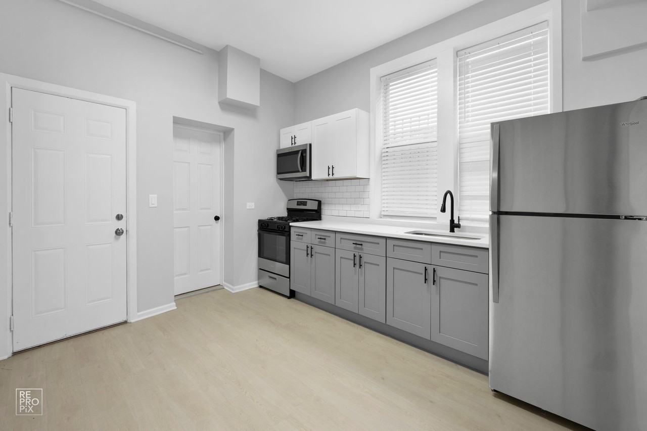 2542 S Trumbull - Photo 2 of 26