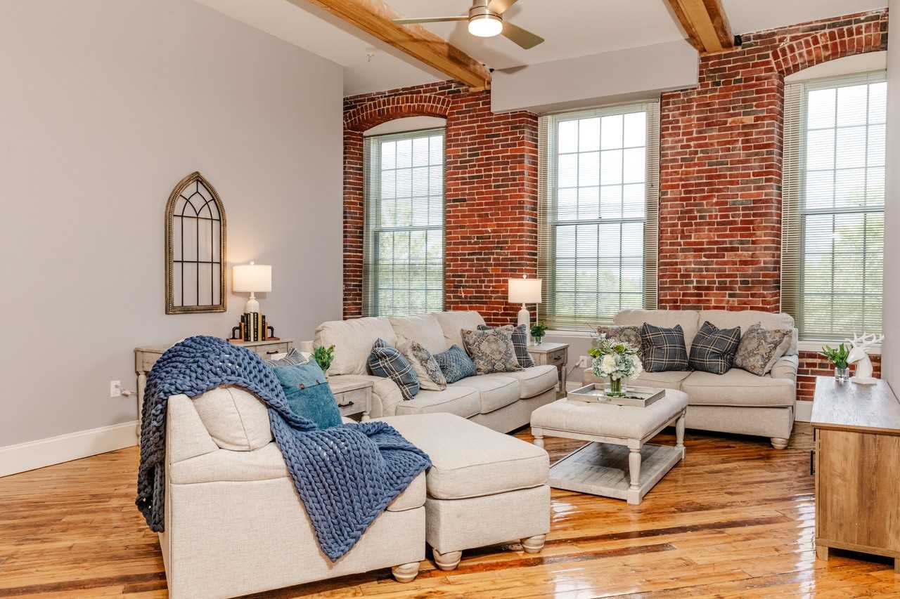 25 Canal - Photo 3 of 51