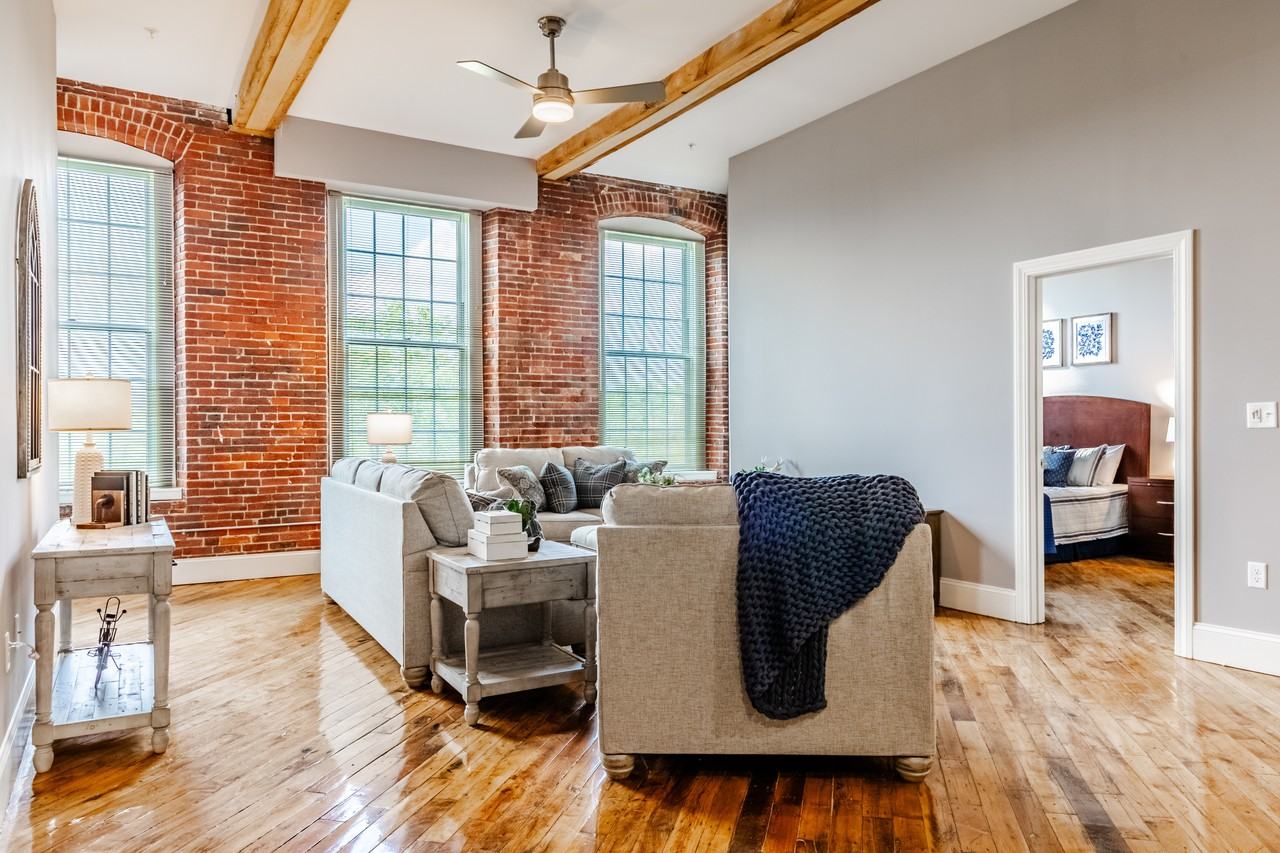 25 Canal - Photo 4 of 51