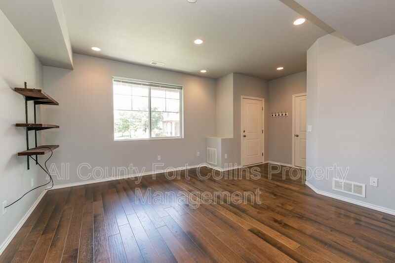 538 Winnipeg Ct - Photo 3 of 17