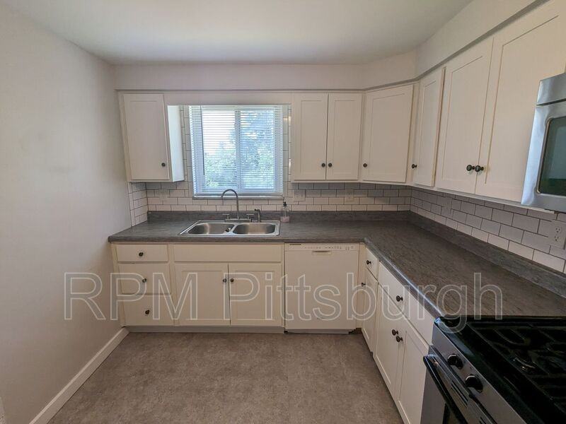 1583 Breining St - Photo 2 of 21
