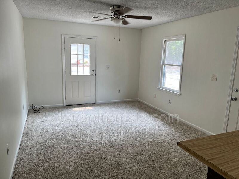 13 Melissa Ct #C - Photo 3 of 9
