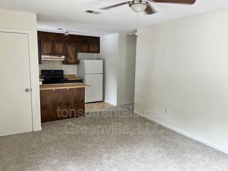 13 Melissa Ct #C - Photo 4 of 9