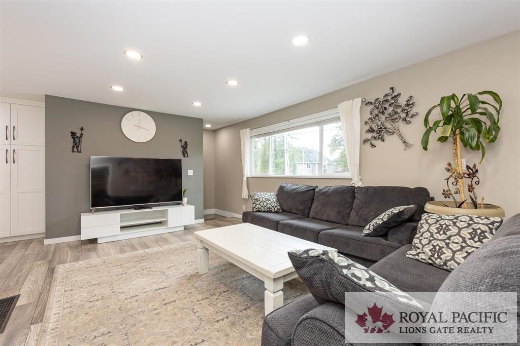 8176 164 Street - Photo 3 of 20