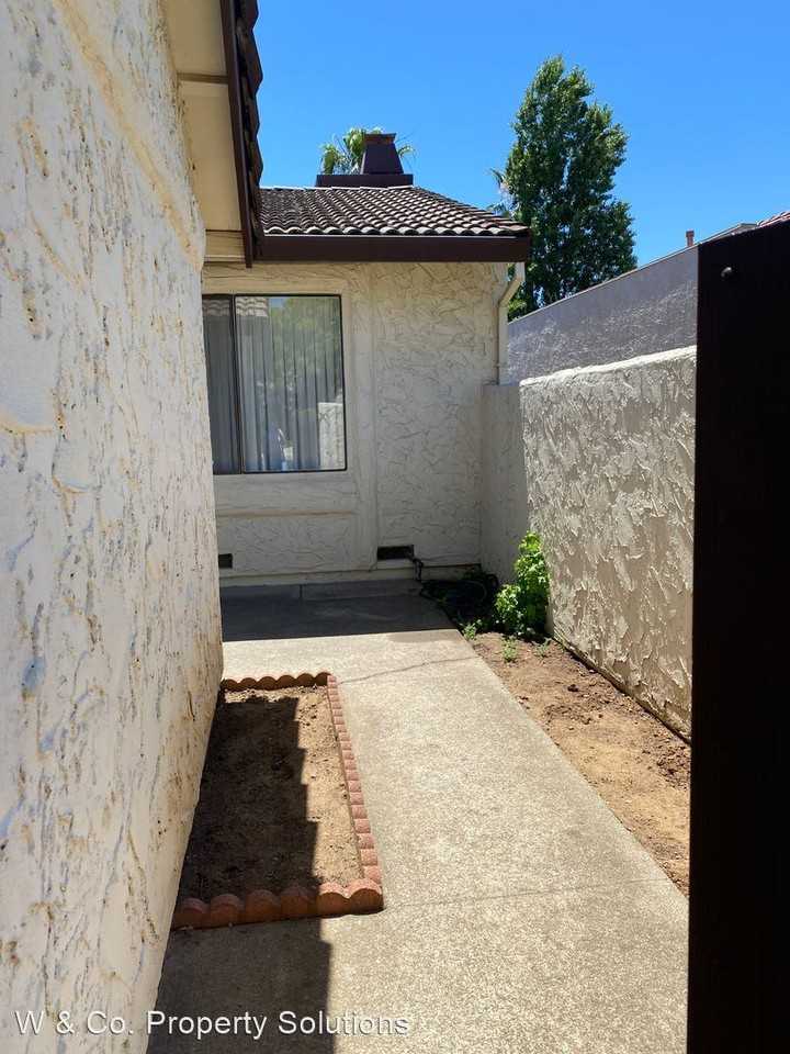 875 Tanglewood Dr - Photo 3 of 21