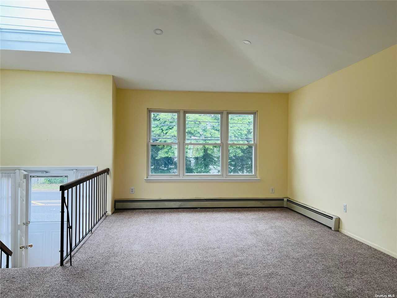 922 Merrick Ave - Photo 3 of 12