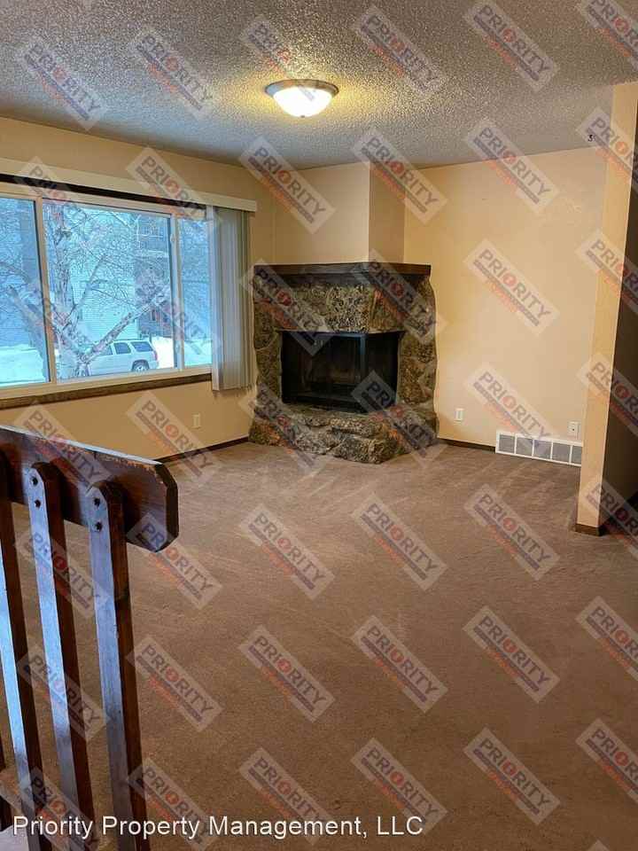 104 E Walnut St - Photo 2 of 15
