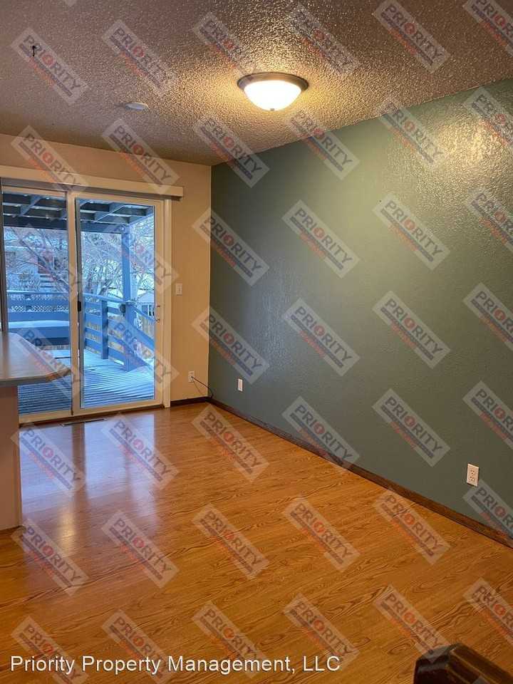 104 E Walnut St - Photo 3 of 15