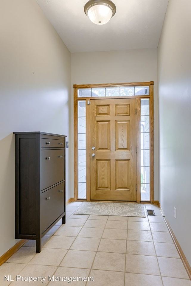 10013 S 202nd Cir - Photo 2 of 50