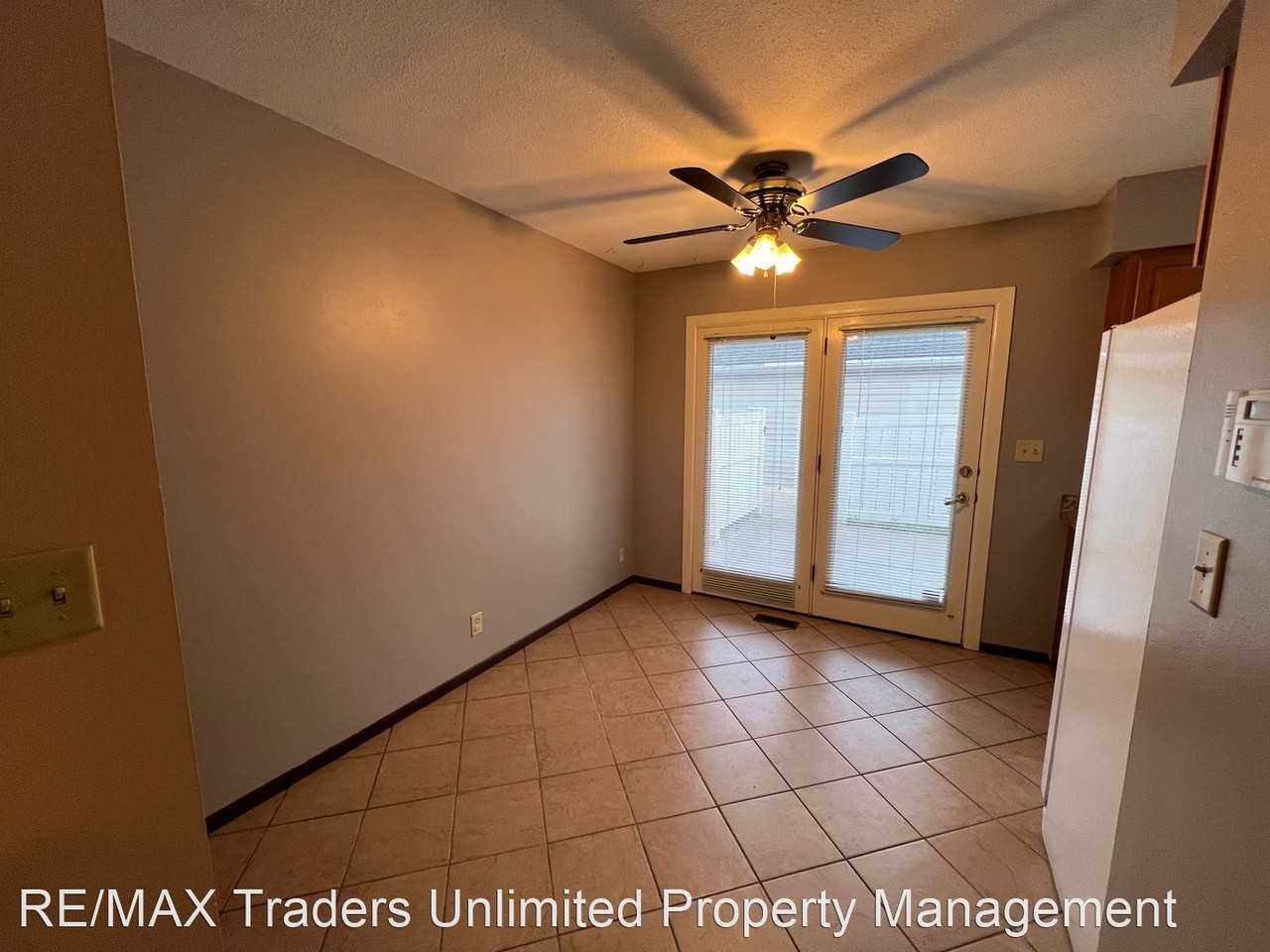 1918 Canterbury Dr Apt B - Photo 3 of 18