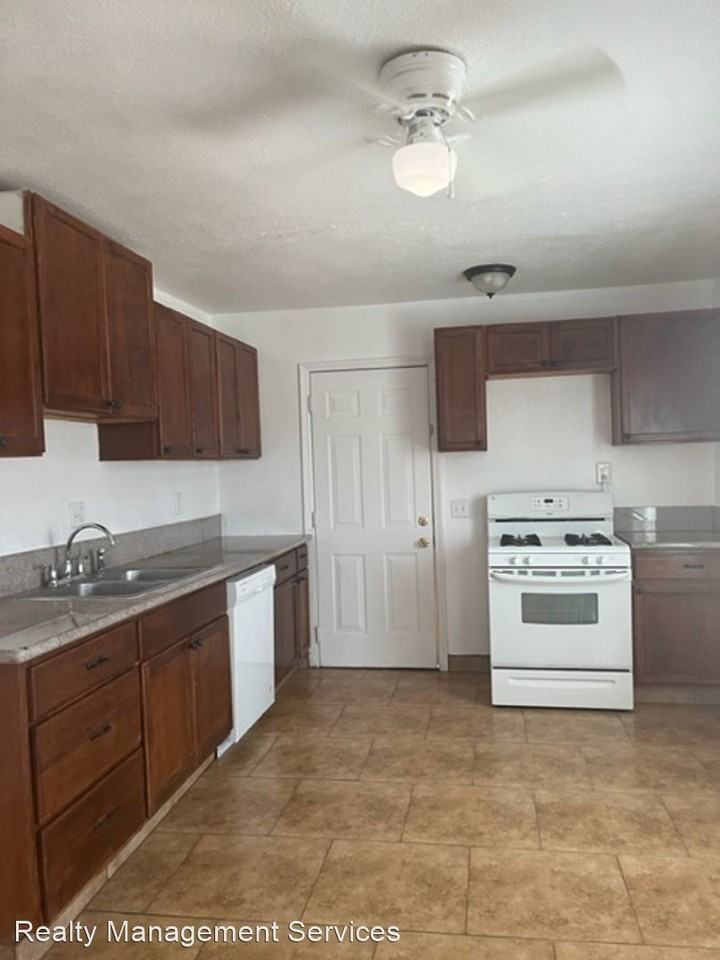 6211 & 6213 Rogers St - Photo 3 of 8