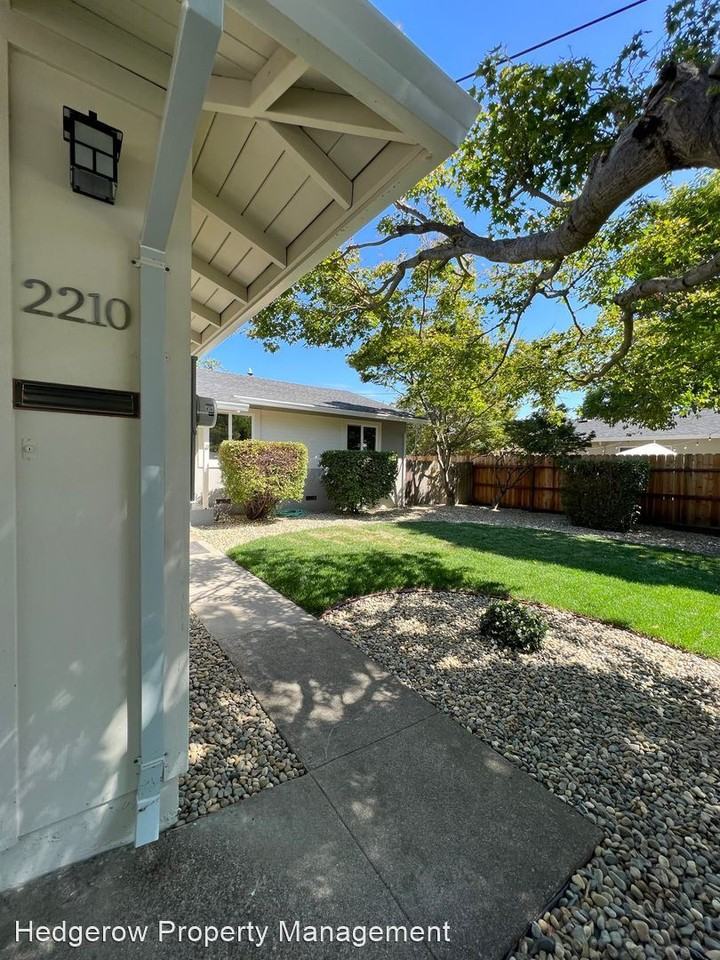 2210 Wales St - Photo 2 of 25