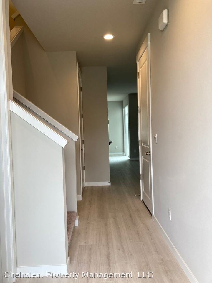 222 W 17th St - Photo 2 of 16