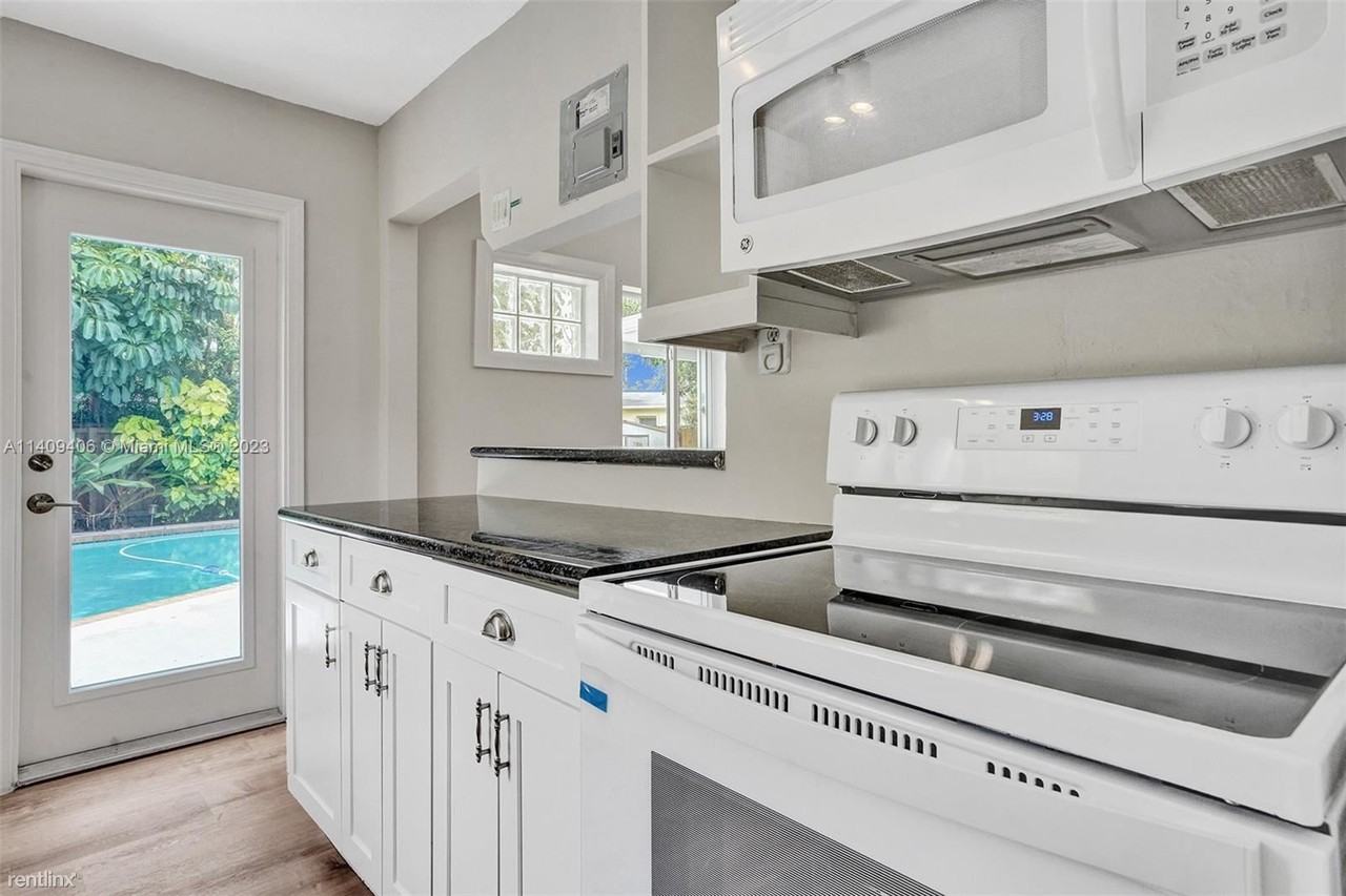 1705 Sw 13th Ct - Photo 3 of 12