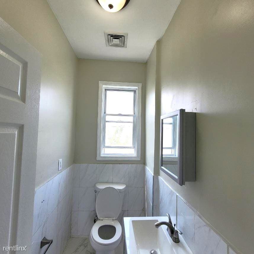 908 Bergen St - Photo 3 of 7