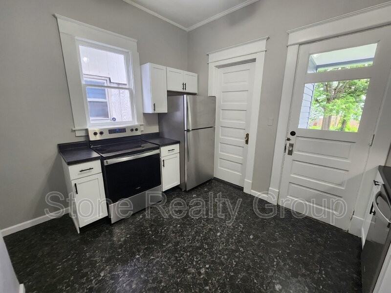 636 S 7th St - Photo 6 of 16