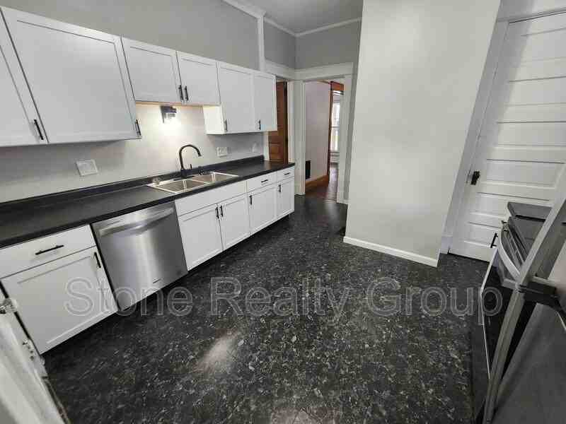 636 S 7th St - Photo 7 of 16